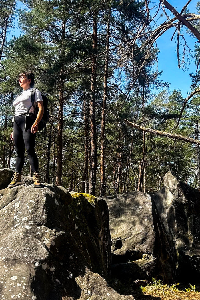 Vivibarefoot Tracker Barfußschuhe auf einem Fels im Wald